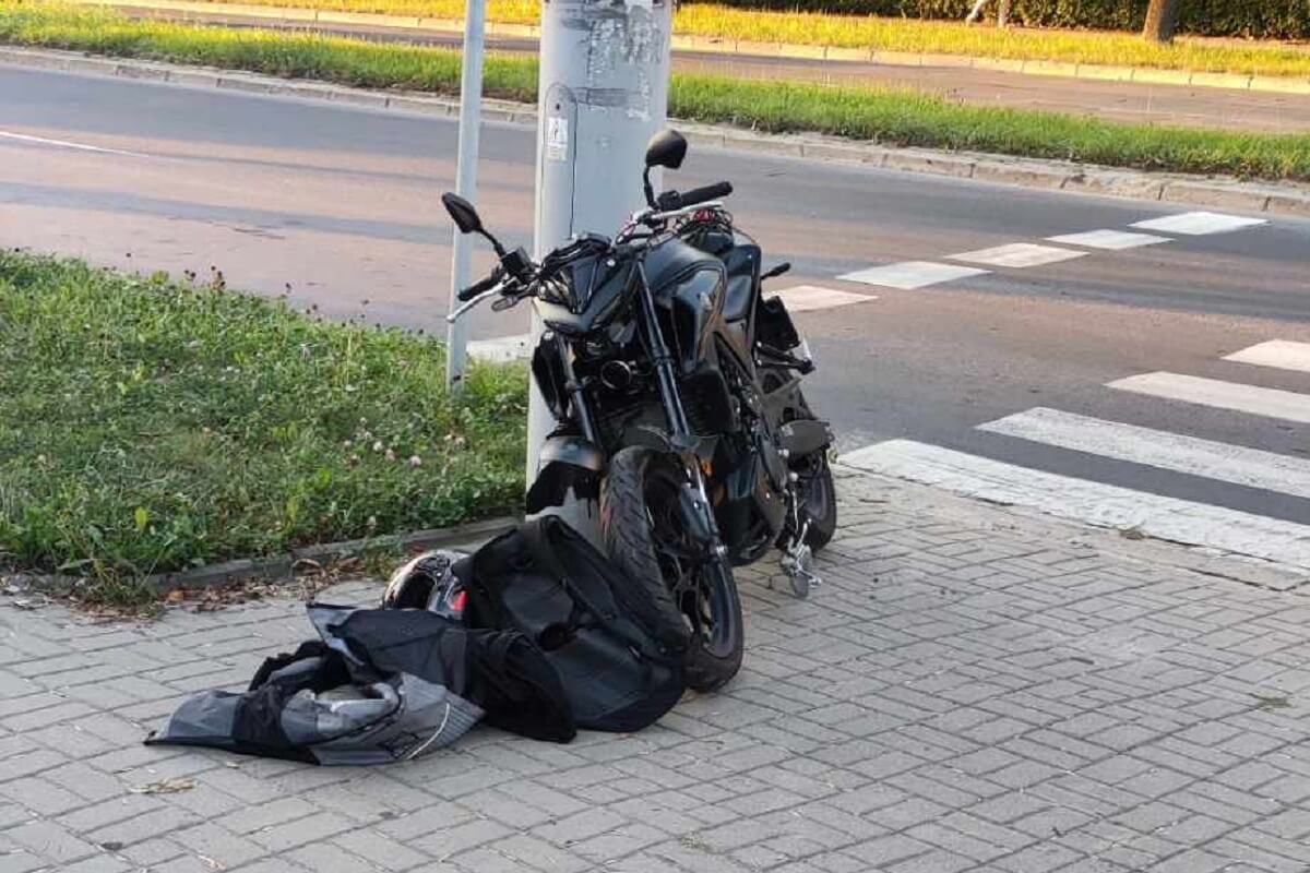 Motocyklistka wjechała w toyotę przed przejściem dla pieszych