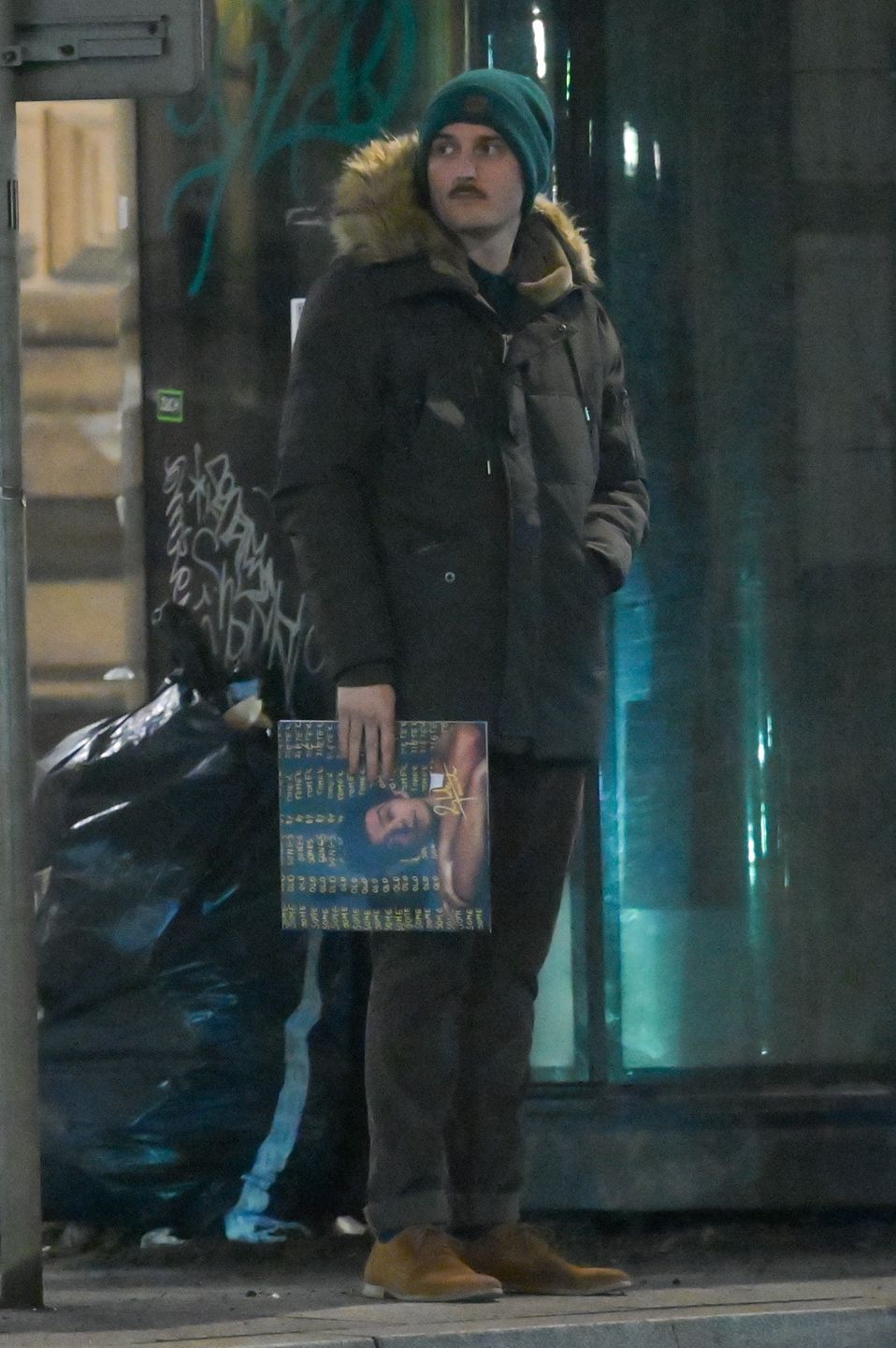 Dawid Podsiadło odprowadza znajomą do taksówki