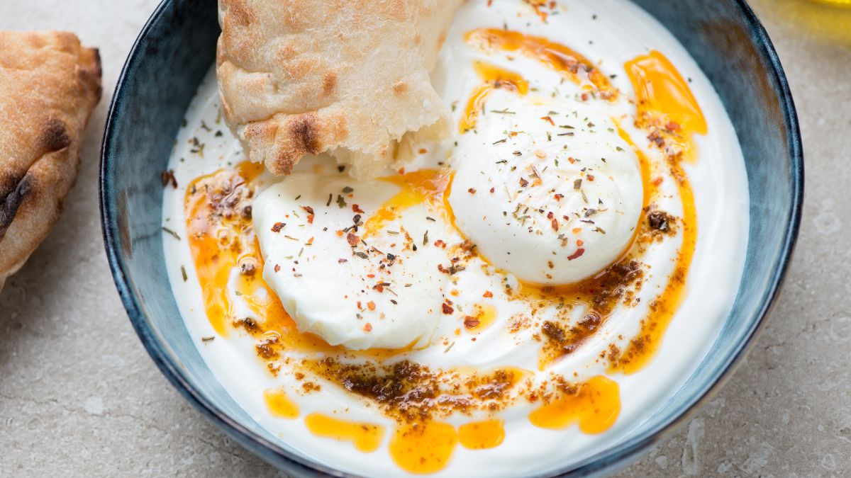 Jajecznica odchodzi w zapomnienie, czas na jajka po turecku