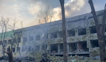 "To zbrodnia. Dzieci są pod gruzami". Zełenski o zbombardowaniu szpitala w Mariupolu