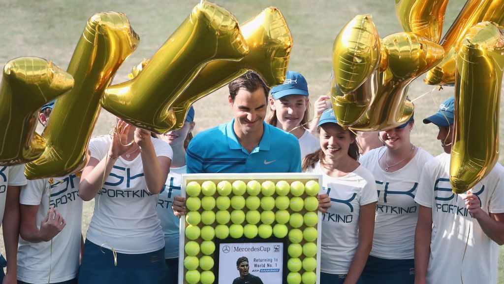 Getty Images / Alex Grimm / Na zdjęciu: Roger Federer z nagrodą za zajęcie pierwszego miejsca w rankingu ATP