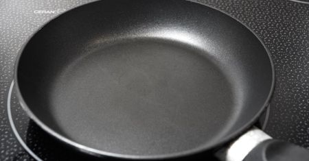 Już jedna rysa na patelni teflonowej może uwolnić tysiące drobinek mikroplastiku