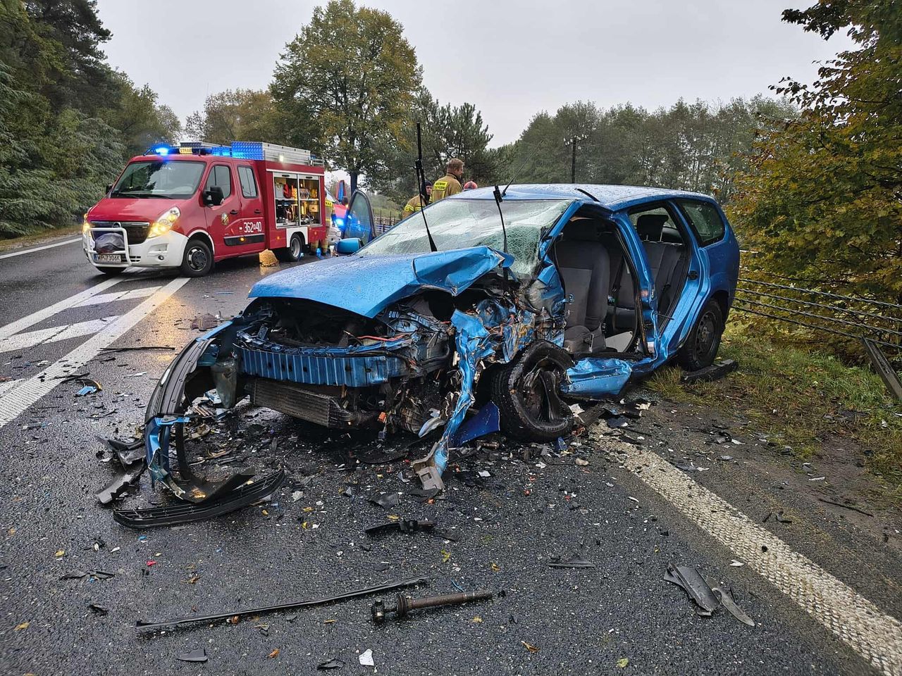5 osób w szpitalu. Czołowe zderzenie w Woli Łąckiej. Droga zablokowana.