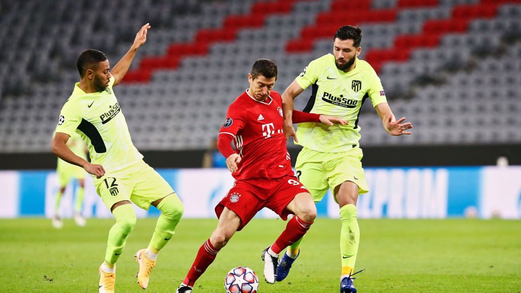 Getty Images / M. Donato/FC Bayern / Na zdjęciu: Robert Lewandowski w starciu z piłkarzami Atletico