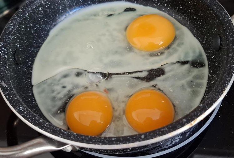 Takie jajko trafia się bardzo rzadko. Większość nie, co oznacza podwójne żółtko