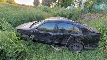 Dachował do osuszonego stawu. Wcześniej sięgał po telefon podczas jazdy