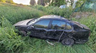 Dachował do osuszonego stawu. Wcześniej sięgał po telefon podczas jazdy
