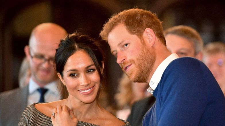 Meghan Markle była KRYTYKOWANA przez Pałac za paradowanie po mieście w naszyjniku z 14-karatowego złota z inicjałami jej i Harry'ego!