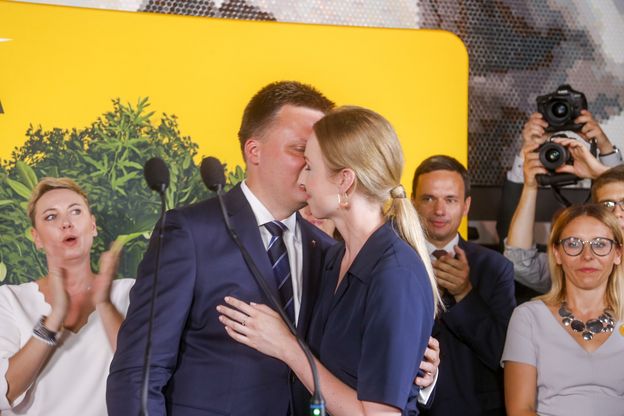 Połączyło ich "Mam Talent!", zawodowo jest... PILOTEM MYŚLIWCA. Poznajcie żonę Szymona Hołowni. "To cud, że idziemy razem" (FOTO)