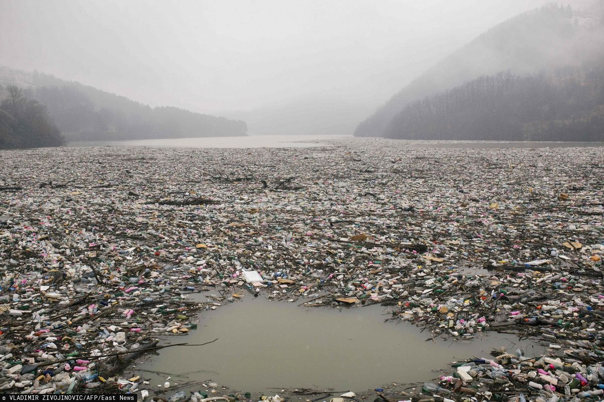 Serbskie jezioro Potpecko zamieniło się w wysypisko śmieci