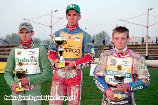 Na zdjęciu od lewej: Mariusz Franków, Rafał Okoniewski, Tomasz Chrzanowski. Podium finału krajowych eliminacji do IMŚJ, Gdańsk 1999 rok.