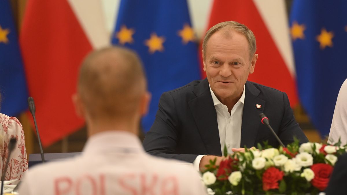 Premier Tusk
Warszawa, 12.08.2024. Igrzyska Olimpijskie Pary� 2024. Premier Donald Tusk (P) podczas spotkania w KPRM w Warszawie ze z�ot� medalistk� we wspinaczce sportowej Aleksandr� Miros�aw oraz srebrnymi medalistami w siatk�wce, 12 bm. (js) PAP/Piotr Nowak
Piotr Nowak
Donald Tusk, IO Pary� 2024, IO2024, letnia olimpiada, Pary�2024, powr�t z igrzysk, Siatk�wka, spotkanie w KPR, srebrny medal, wspinaczka sportowa, XXXIII Letnie Igrzyska Olimpijskie w Pary�u