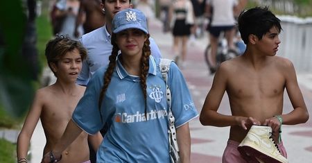 Shakira wymyka się z plaży w towarzystwie 12-letniego Milana i 10-letniego Sashy. Podobni do znanej mamy?