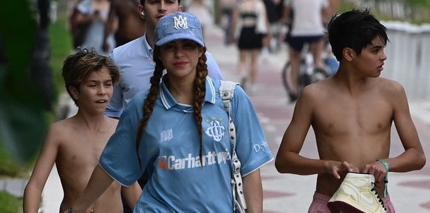 Shakira wymyka się z plaży w towarzystwie 12-letniego Milana i 10-letniego Sashy. Podobni do znanej mamy?