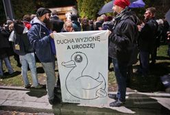 &quot;Czarny Protest&quot; przed domem Kaczyńskiego. &quot;Politycy, marsz z kaplicy!&quot; [ZDJĘCIA]