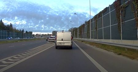 Zbyt późno się zorientowała, że musi skręcić. Z impetem wjechała na pas rozdzielający kierunki ruchu i skasował znak [NAGRANIE]