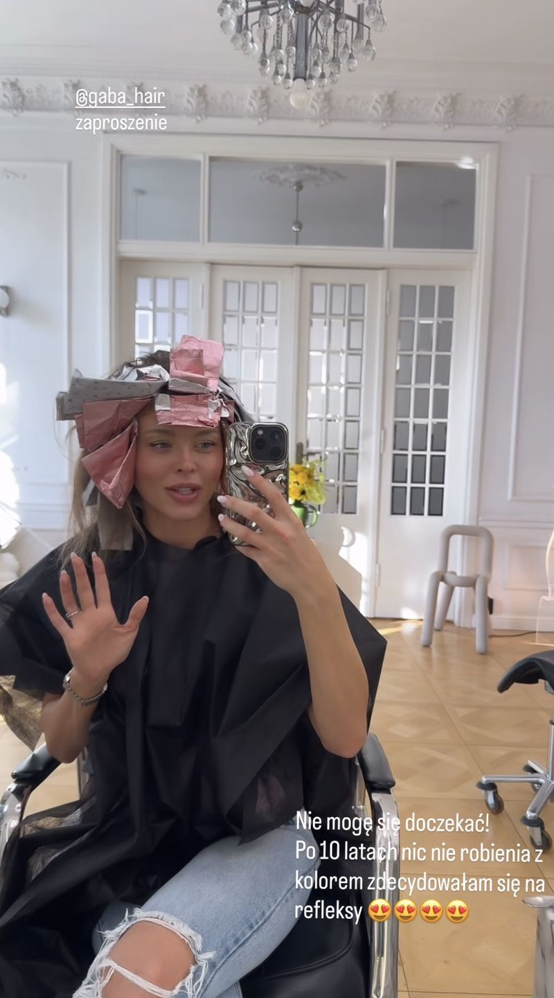 Joanna Opozda nadaje z salonu fryzjerskiego