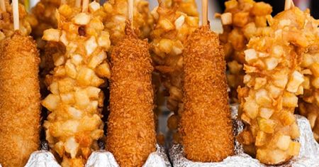 Znasz corn-dogi? Oto przepis. W Azji się nimi zajadają