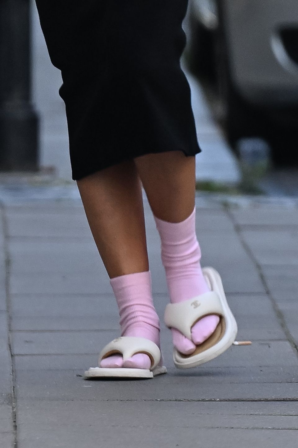 Monika Pietrasińska "przyłapana" na ulicy w skarpetach i japonkach 