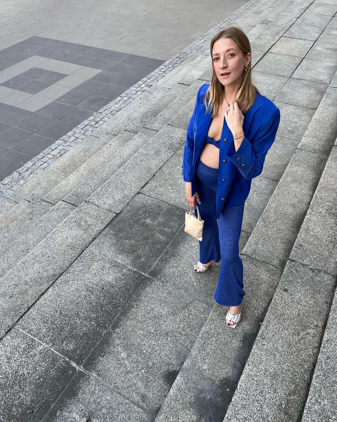 Ciężarna Lara Gessler pozuje w centrum Warszawy