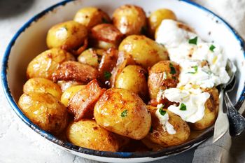 Młode ziemniaki upiecz w ten sposób. Idealnie chrupiąca skórka i kremowe wnętrze