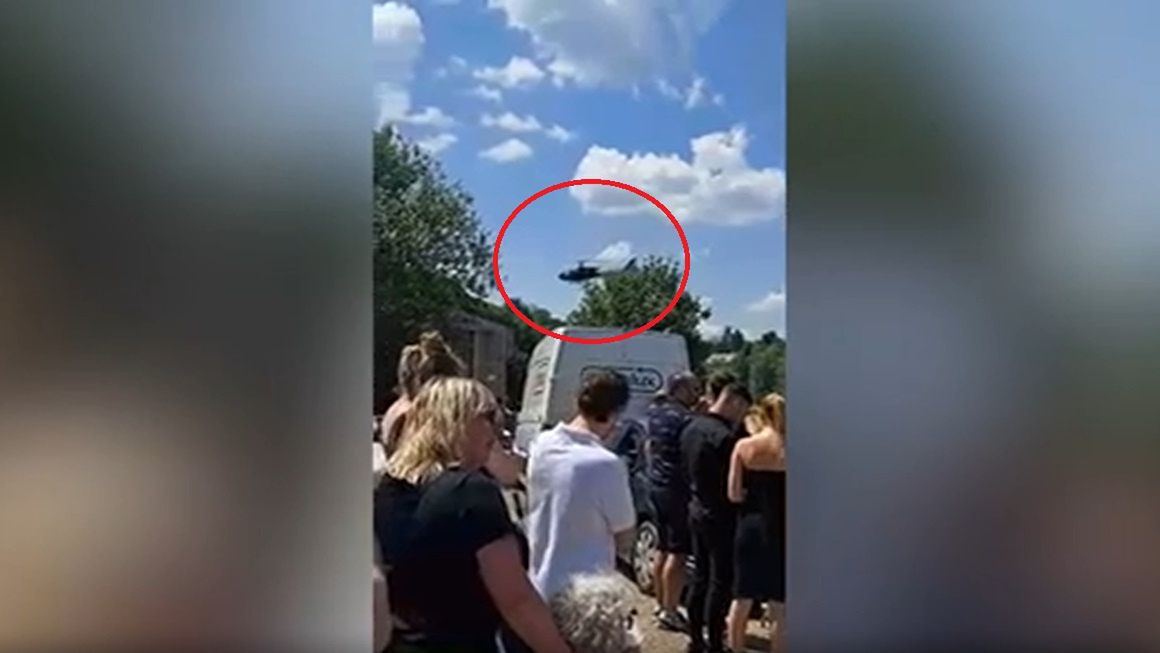 Tiktoker przyleciał helikopterem na... swój pogrzeb.
