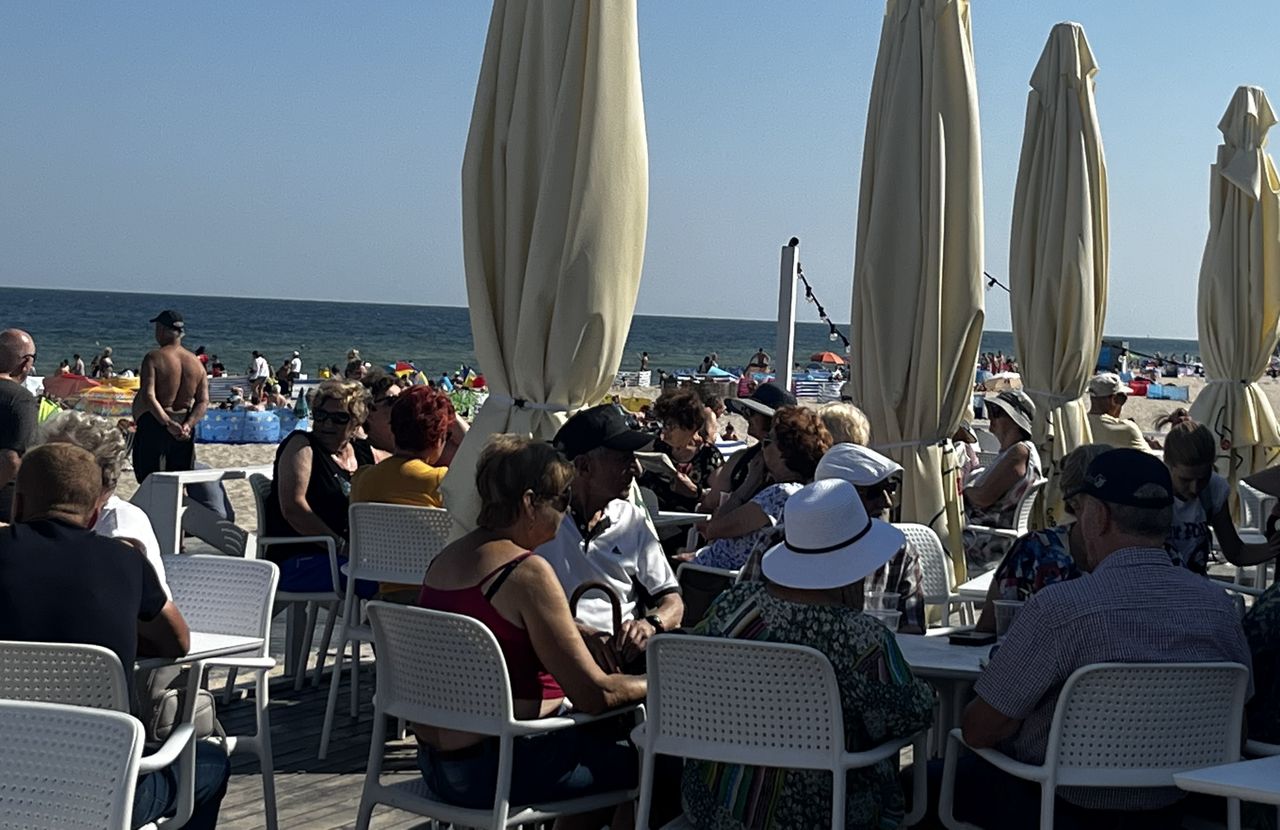 Kawiarnie i bary na plaży są pełne