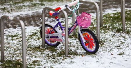 Trzylatek sam na rowerze. Miał na sobie koszulkę, pampersa i skarpetki