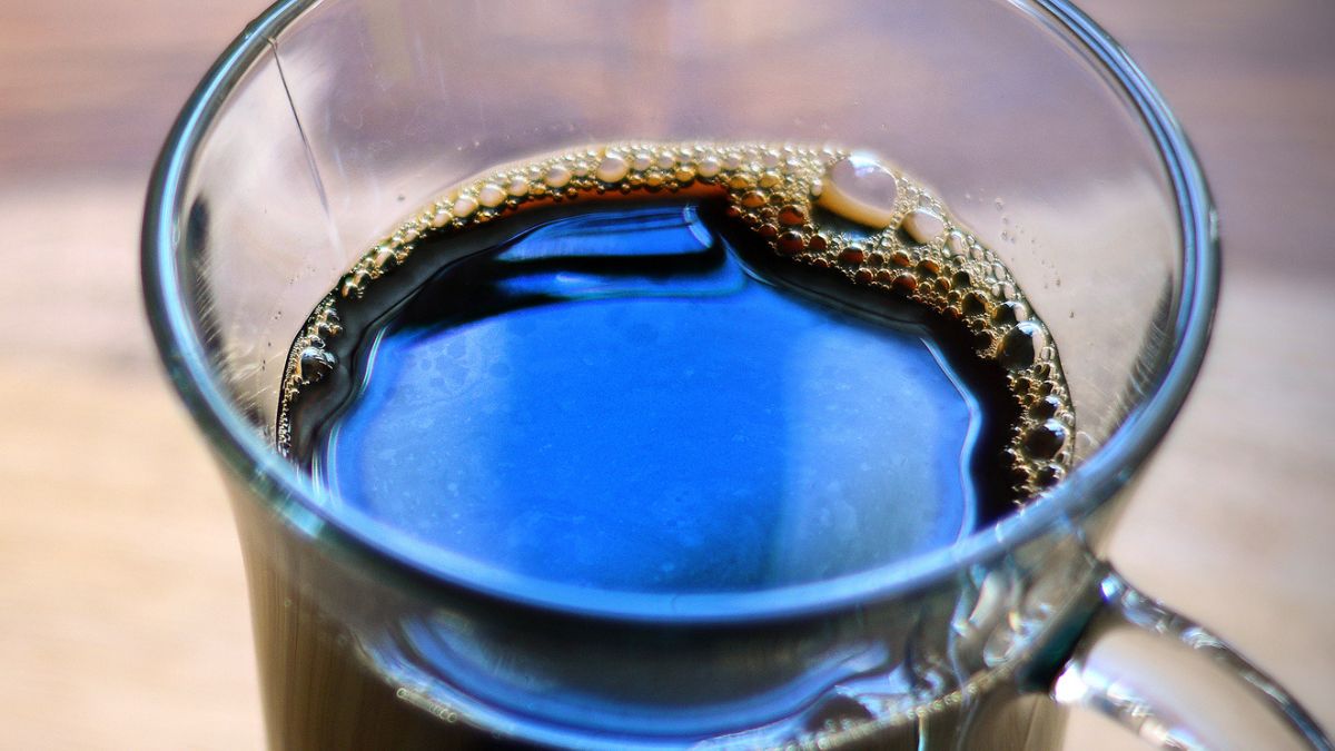 Tęczowy kożuch na herbacie