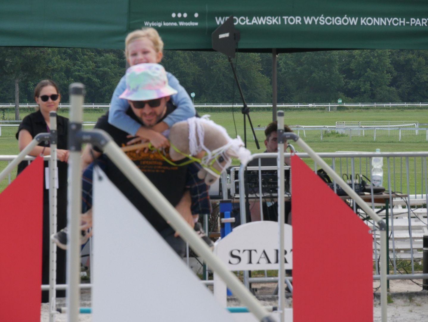 Tłumy na Family Day na Partynicach! Emocje na torze, pokaz horse agility i strefy zabawy dla dzieci