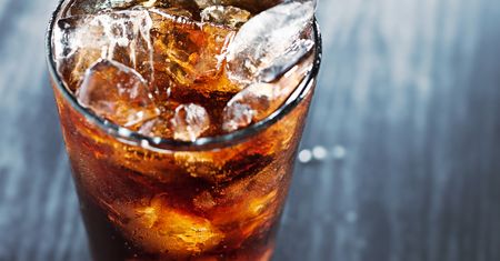 Napój gazowany Cola light z dodatkiem aspartamu, bez kofeiny