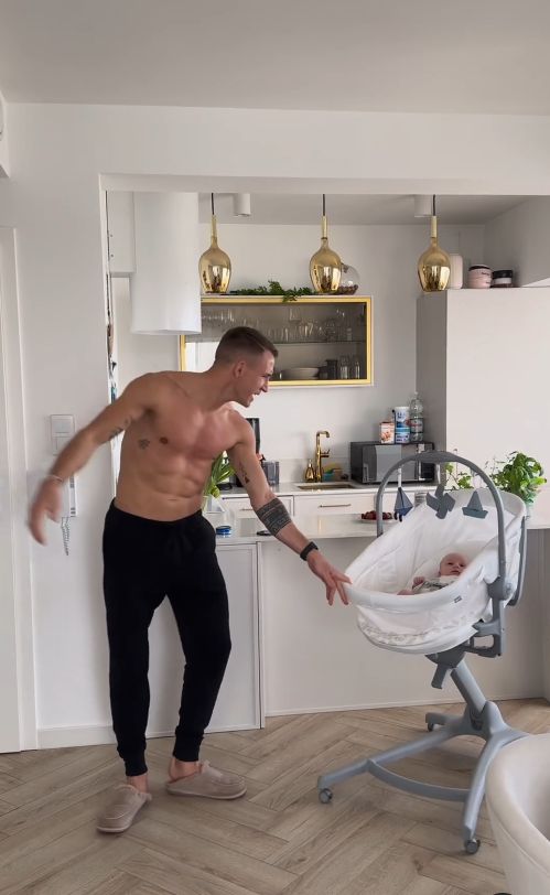 Jakub Rzeźniczak wywija z wózkiem
