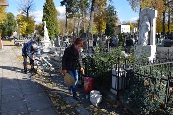 Zduńska Wola: Mieszkańcy przygotowują się do Wszystkich Świętych
