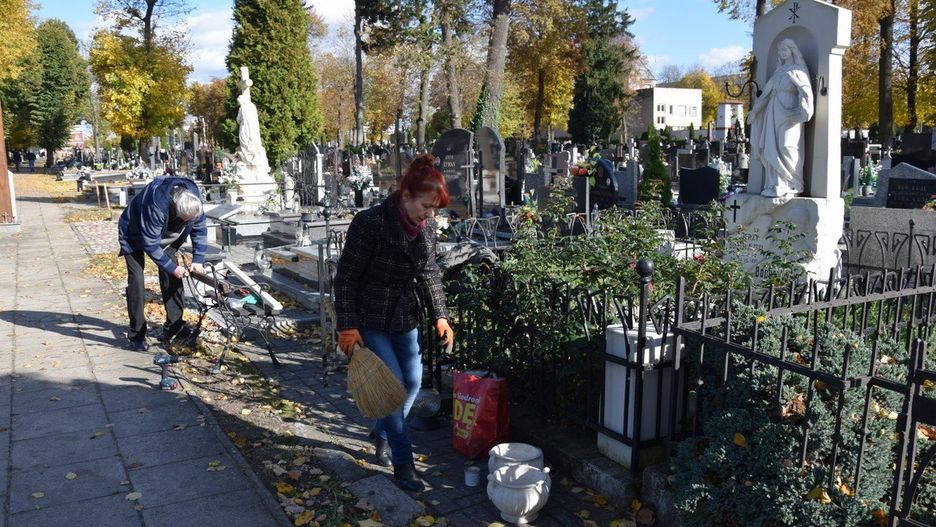 Mieszkańcy Zduńskiej Woli powiatu przygotowują się do Wszystkich Świętych