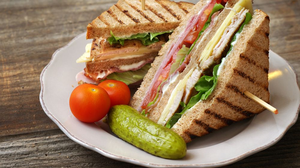 Kanapka z chrupiącym kurczakiem, bekonem, pomidorem, serem, sałatą i majonezem