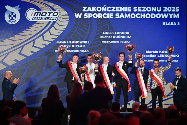 Adrian Łabuda podczas odbierania nagród na gali PZM