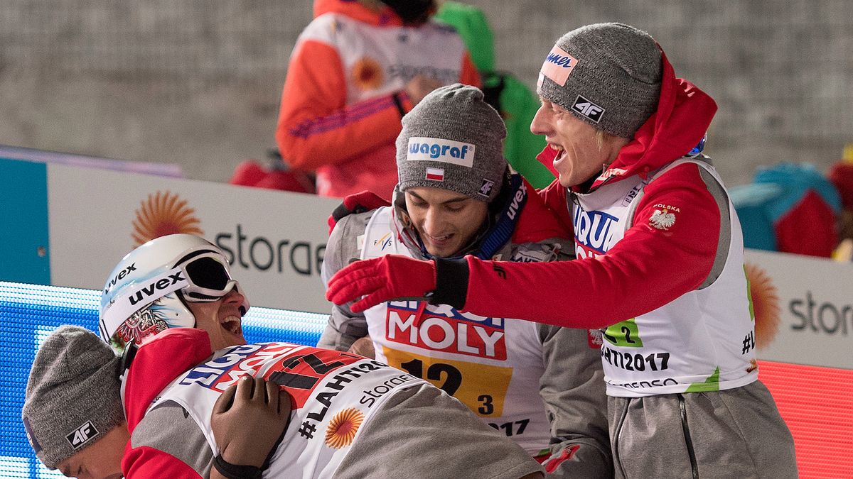 polscy skoczkowie cieszą się z wywalczenia drużynowo złotego medalu na MŚ w Lahti 2017