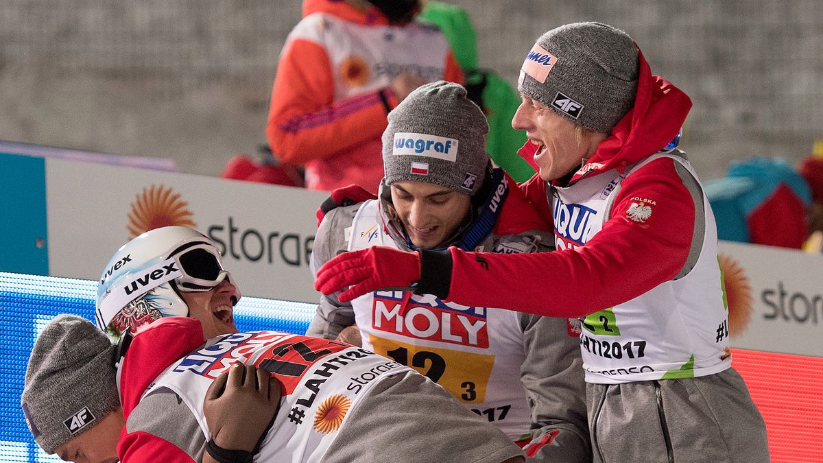 Getty Images / Matthias Hangst / Na zdjęciu: polscy skoczkowie cieszą się z wywalczenia drużynowo złotego medalu na MŚ w Lahti 2017