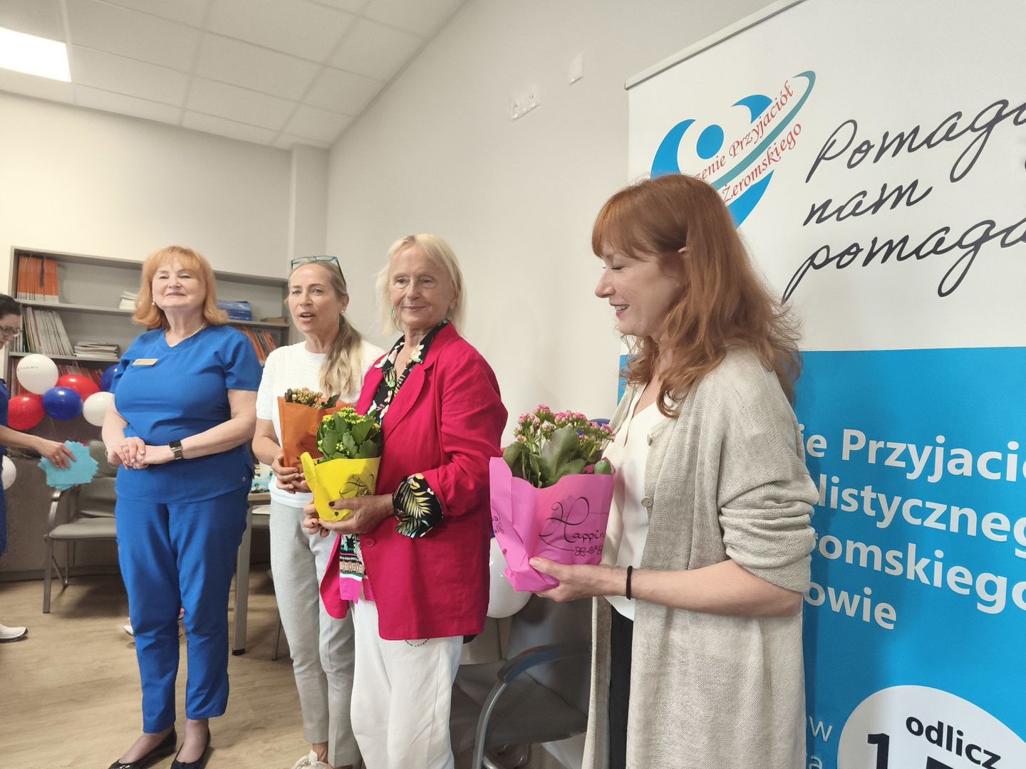 Na zdjęciu od lewej: Marta Czubaj-Kowal, ordynator Oddziału Pediatrycznego szpitala im. Żeromskiego w Krakowie oraz aktorki krakowskiej sceny teatralnej: Alina Kamińska, Dorota Pomykała i Magdalena Walach. 