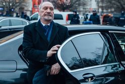 Macierewicz złamał prawo na drodze. Nakryli go fotoreporterzy