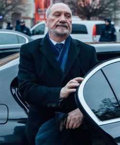 Macierewicz złamał prawo na drodze. Nakryli go fotoreporterzy