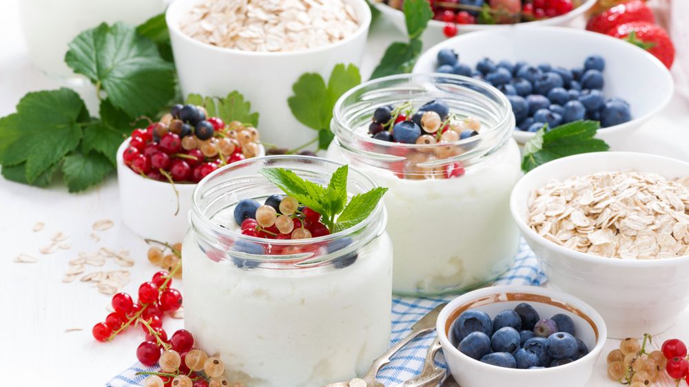 Jogurt o niskiej zawartości tłuszczu z owocami i muesli