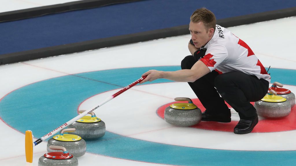 Zdjęcie okładkowe artykułu: Getty Images / Robert Cianflone / Na zdjęciu sportowiec ze Szwajcarii w rywalizacji w curling