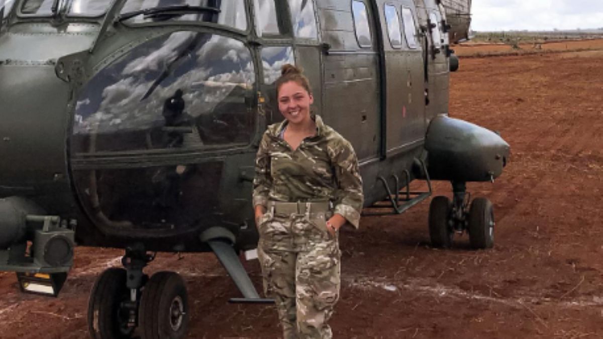 Żołnierze żeganają Lucy Wilde