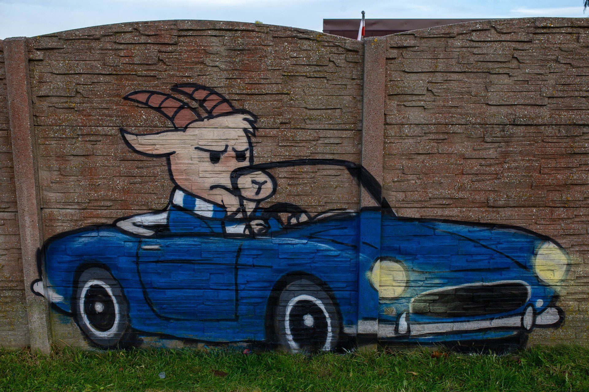 Mural na ogrodzeniu w pobliżu Komendy Miejskiej Policji w Słupsku.