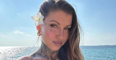 Deynn w niezwykle skąpym bikini relacjonuje prysznic na Malediwach. Internautka: "PRZESADZIŁAŚ" (WIDEO)