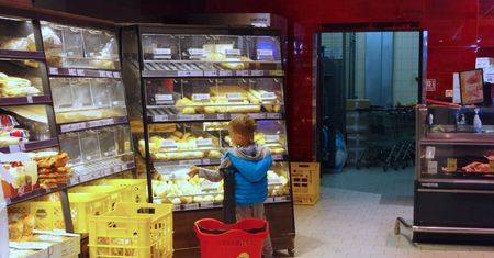 5-latek był głodny. Próbował wynieść jedzenie ze sklepu