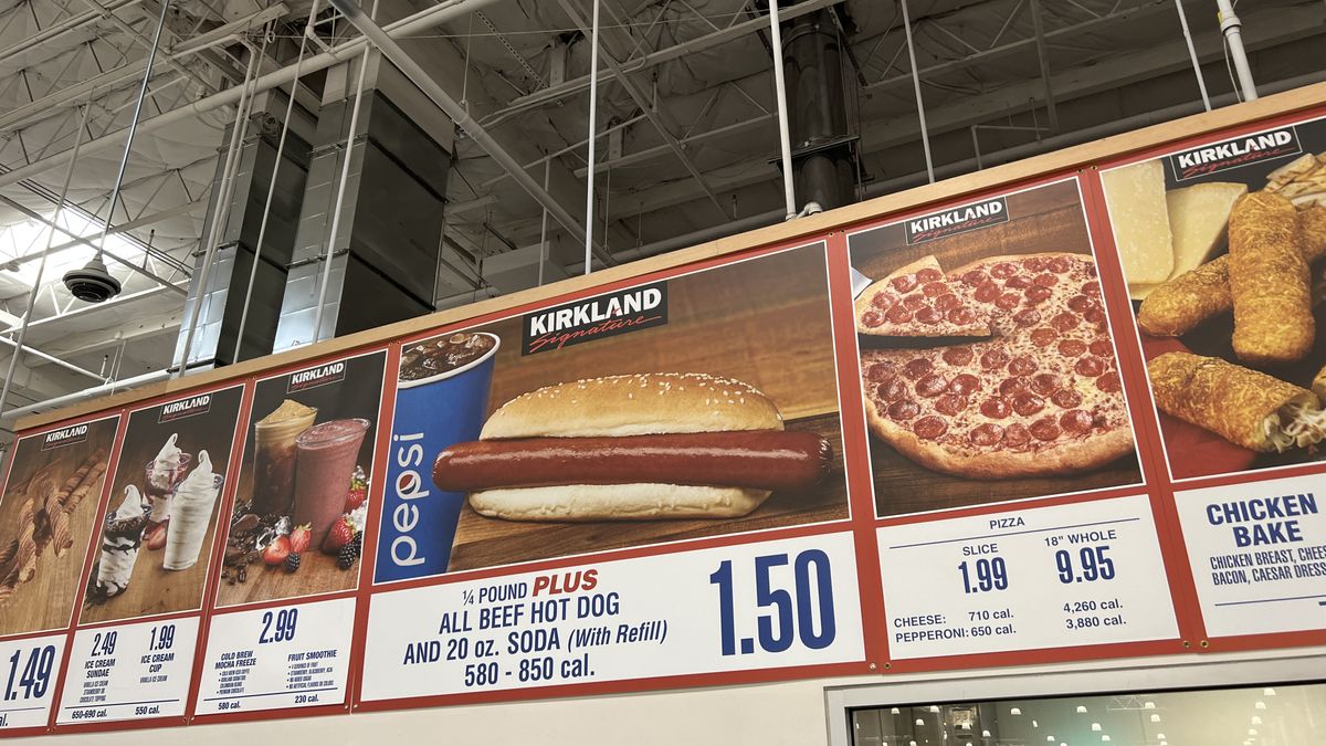 Costco nie zdecydował się na podwyżkę cen swoich kultowych hot dogów. W zestawie z napojem gazowanym od 1985 r. kosztują one 1,50 dol.