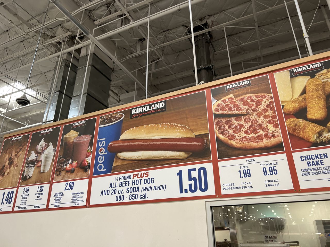 Costco nie zdecydowało się na podwyżkę cen swoich kultowych hot dogów. W zestawie z napojem gazowanym od 1985 r. kosztują one 1,50 dol.