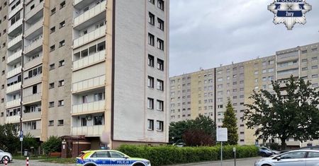 Była 4:00 nad ranem. 29-latek wołał o pomoc z balkonu